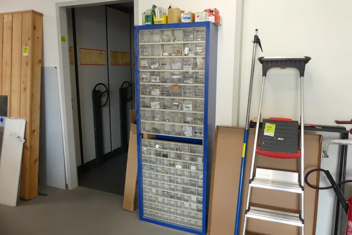Kleinteileschrank, mit Inhalt (Kleineisen) Maße in cm ca. 66 x 25 x 180